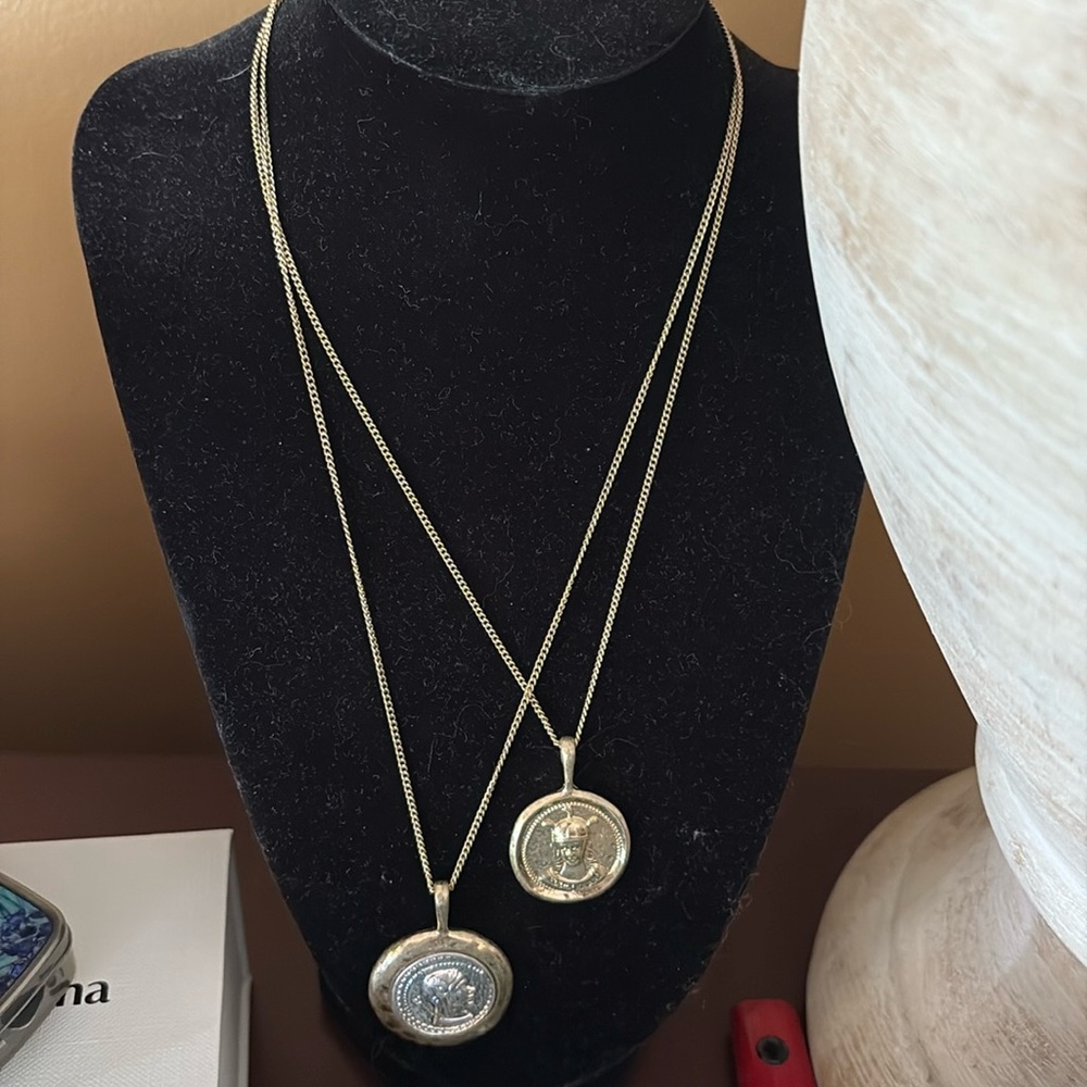 Goldtone two disc pendant necklace